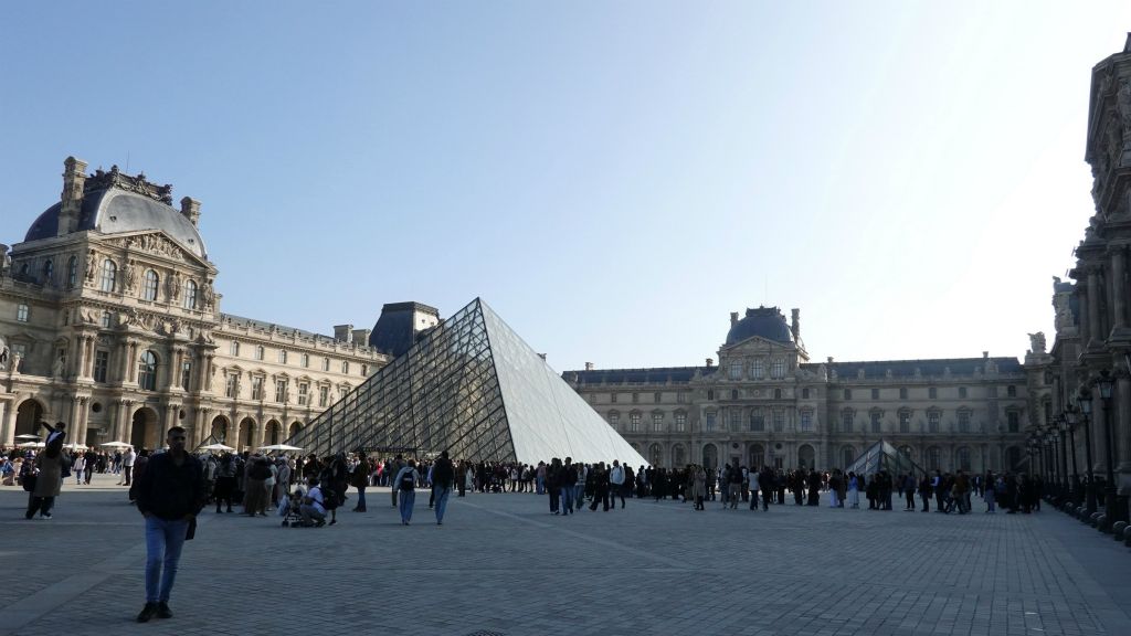 Pyramide du Louvre et perspective sur la cour Napoléon